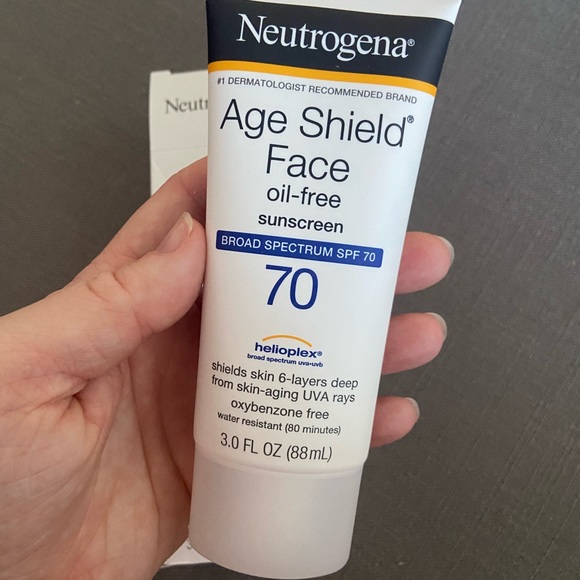 Neutrogena Makeup Nwt Neutrogena Age Shield Face Oilfree Sunscreen